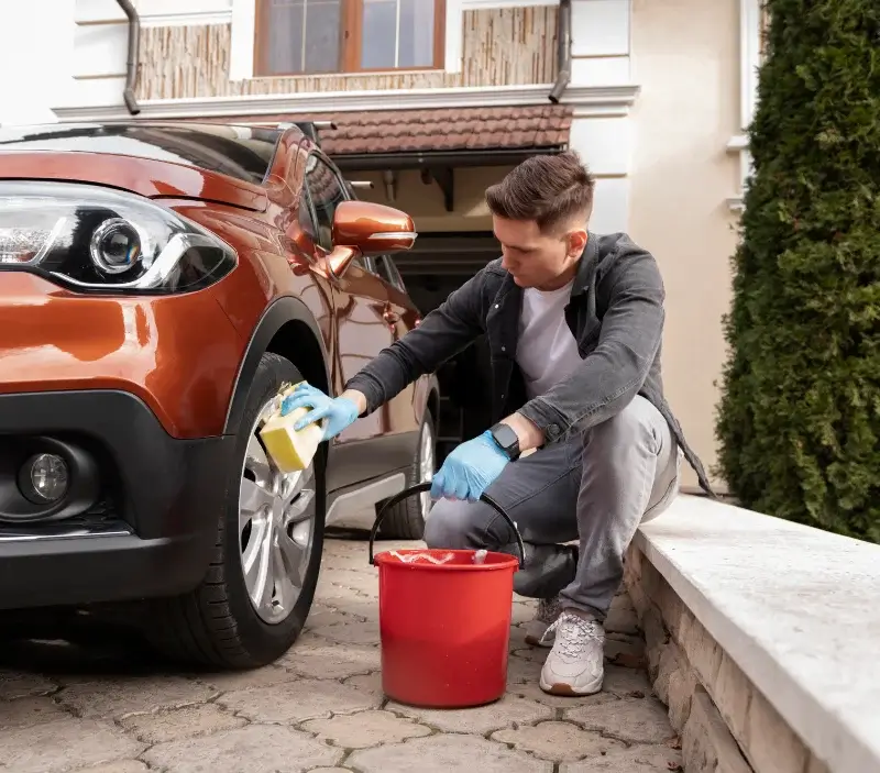 Lavage auto à domicile Moustier : professionnel intervenant sur un véhicule